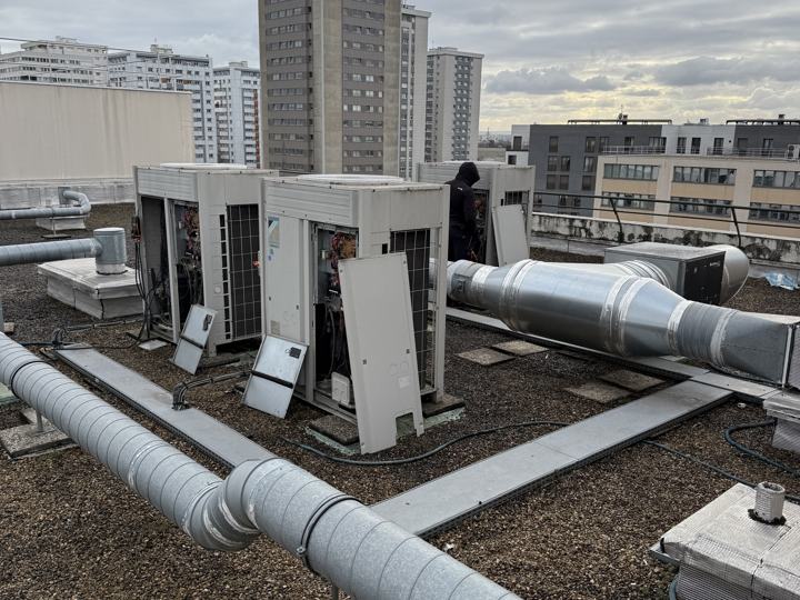 Groupes de climatisation en terrasse
