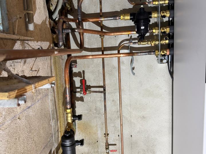 Raccordements hydrauliques cuivre d'une pompe à chaleur