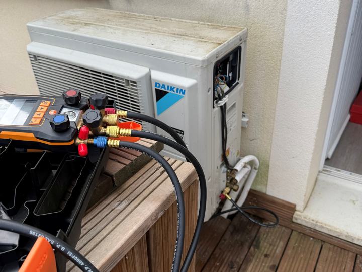 Manomètres de contrôle raccordés à une pompe à chaleur