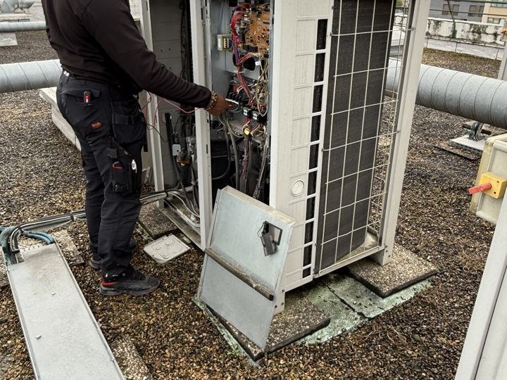 Entretien d'un groupe de climatisation en toiture